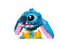 LEGO Stitch model van Lilo & Stitch, met Hawaïaans shirt, op een witte achtergrond.