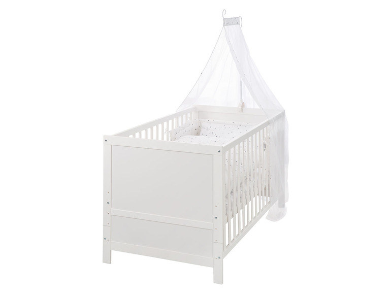 Wit babybed met hemel en beddengoed met sterren