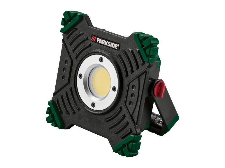 Zwarte en groene LED-werklamp met geel licht en rode verstelknop.