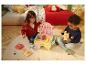 Kinderen spelen met een snoepkraam en snoepzakjes in een kinderkamer.