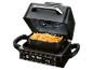 Airfryer met frietjes, open deksel en digitaal bedieningspaneel.