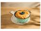 Gouden Bundt cake in een mintgroene vorm op een marmeren snijplank.