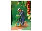 Lachend kind met helm en spijkerbroek op step in papieren jungle.