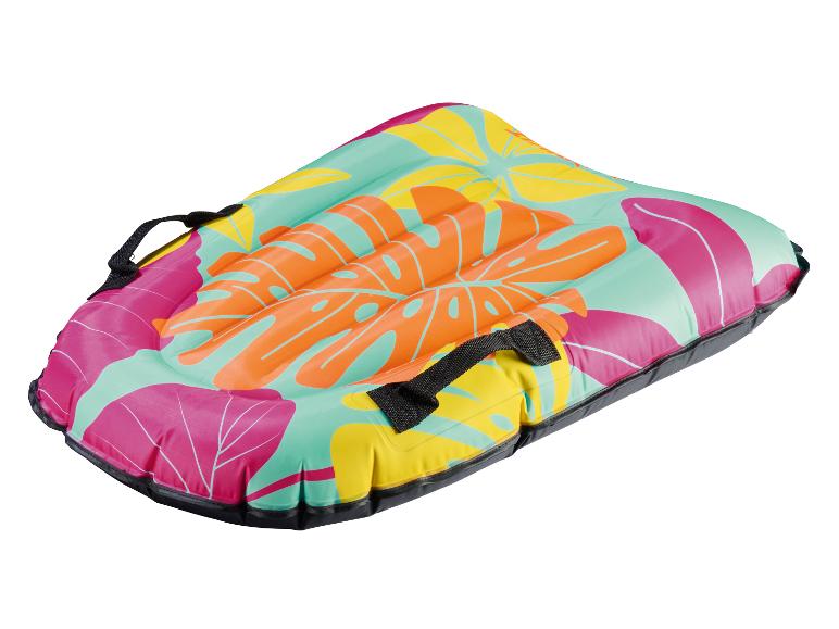 Opblaasbaar bodyboard met tropisch bladpatroon in roze, oranje, geel en teal, met zwarte handvatten.