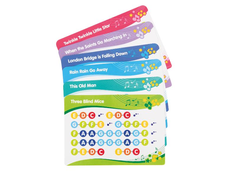 Stapel kleurrijke muziekkaarten met songtitels en notenpatronen