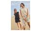 Twee vrouwen in shorts en T-shirts op zandduinen.