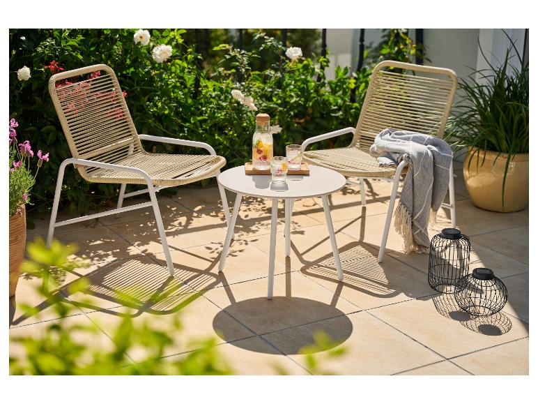 Twee beige tuinstoelen en een witte salontafel met drankjes op het terras.