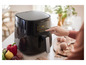 Een Philips airfryer met digitale bediening, klaar voor gebruik in de keuken.
