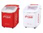 Twee rode en witte Coca-Cola ijsblokjesmakers.