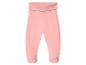 Roze babybroek met voetjes en brede tailleband.