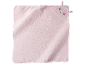 Roze babycapuchonhanddoek met konijnengezicht en oren op de capuchon.