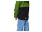 Jongen in groen-zwart jack en blauwe jeans, achteraanzicht