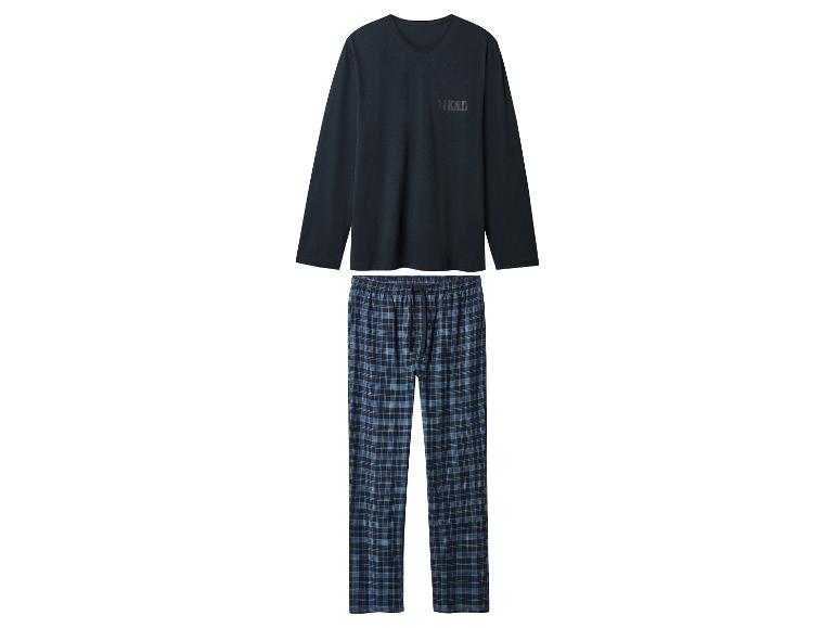 Heren WKND pyjama, met een marineblauw shirt en blauw geruite broek.