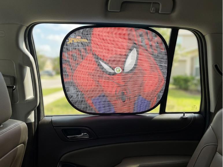 Spider-Man auto zonnescherm op een autoruit, van binnenuit gezien.
