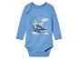 Een blauwe baby romper met een helikopter print.