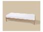 Houten eenpersoonsbed met wit matras op beige achtergrond.