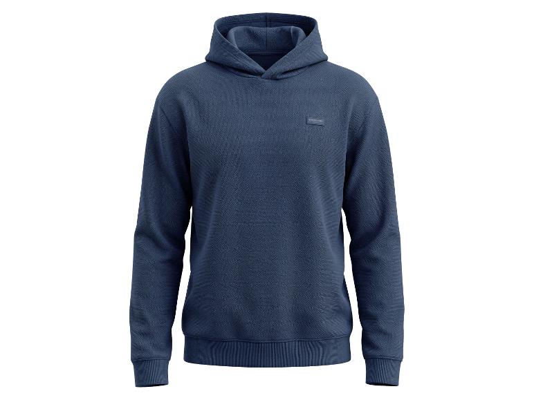 Donkerblauwe herenhoodie met getextureerde stof en een kleine patch op de borst.