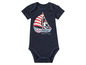 Een donkerblauwe baby romper met een print van een zeilboot en een zeemeeuw.