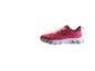 Roze hardloopschoenen met witte veters en witte zool.