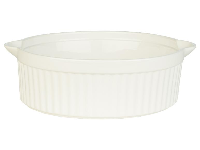 Een witte, ronde ovenschaal met handvatten.