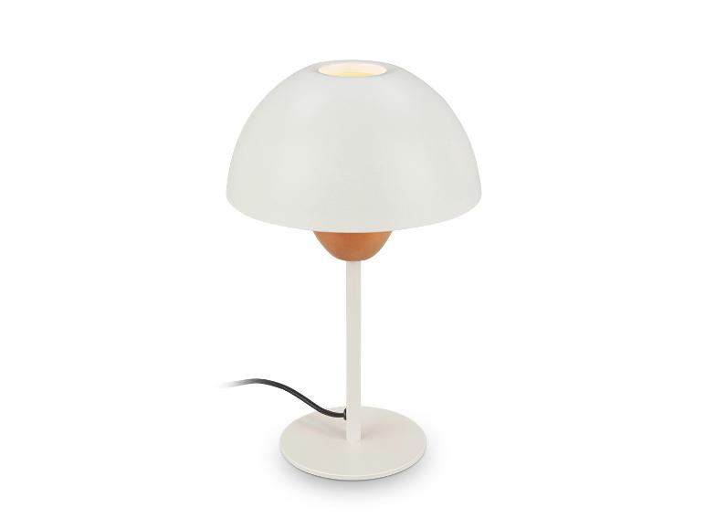 Witte tafellamp met koepelvormige kap en ronde voet, met een houten accent.
