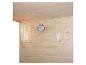 Sauna-interieur met thermometer, hygrometer en verlichting op houten wand.