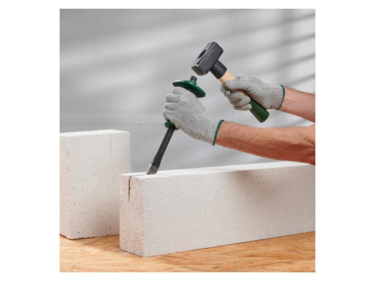 Metselwerk: hamer en beitel snijden cellenbeton blokken.