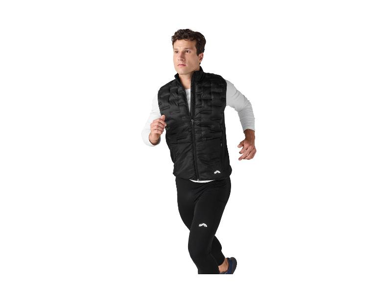 Man in zwart bodywarmer en zwarte hardlooplegging.