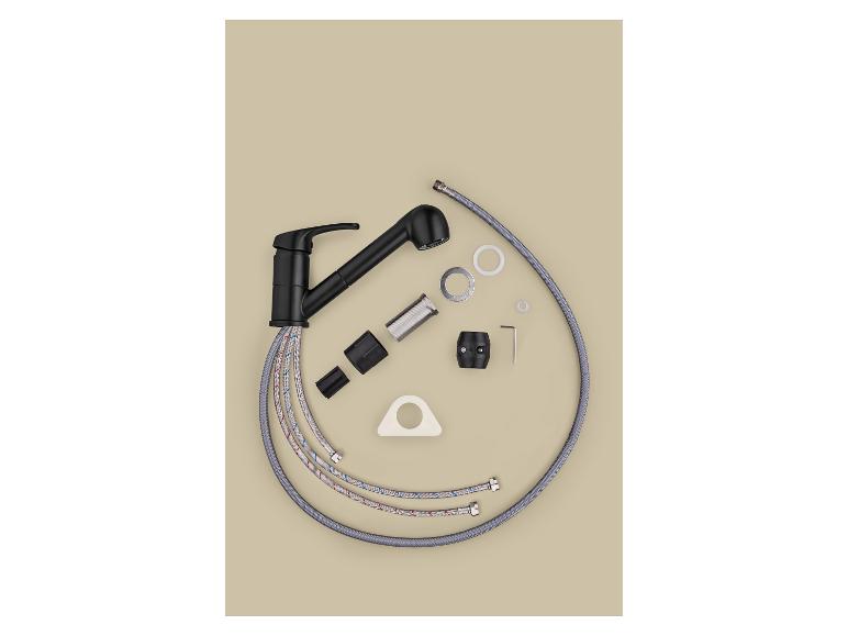 Zwarte keukenkraan met uittrekbare sproeikop en montageaccessoires.
