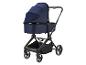 Een donkerblauwe babywandelwagen met een grote zonnekap.