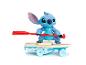 Stitch figuur op een skateboard met een rode peddel.