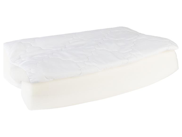 Een zacht wit kussen met hoes.