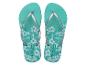 Een paar turquoise teenslippers met bloemenpatroon en zilveren bandjes, met de tekst 'COPACABANA'.
