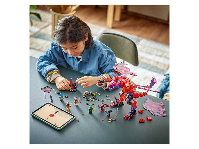 Kind bouwt LEGO Ninjago draak en figuren met een tablet