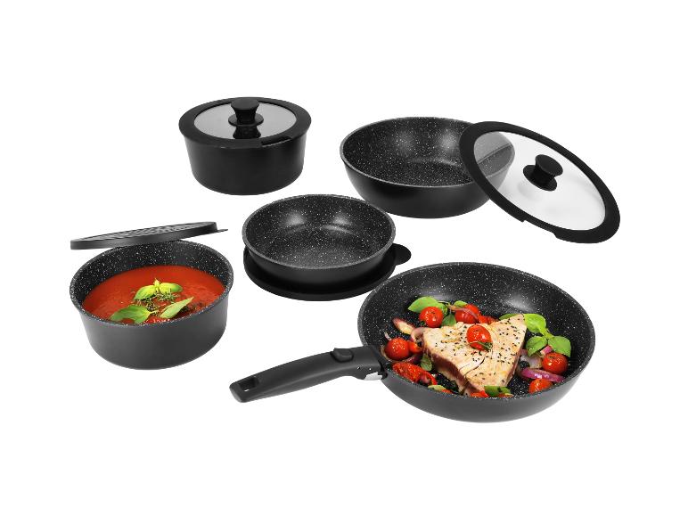 Set van zwart anti-aanbak kookgerei, inclusief potten en pannen met eten.