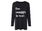 Lang zwart t-shirt met de tekst 'the snuggle is real' in zilver.