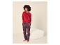 Vrouw in rood shirt met lange mouwen en rode geruite broek.