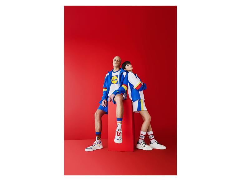 Lidl kleding en schoenen, retro stijl, gedragen door twee modellen.