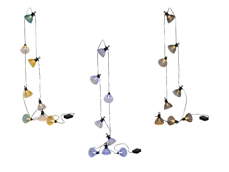 Decoratieve lichtslingers met schelpvormige lampenkappen in diverse kleuren.