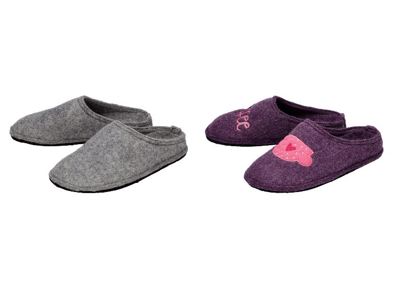 Een paar wollen pantoffels, een grijze en een paarse met dessins.