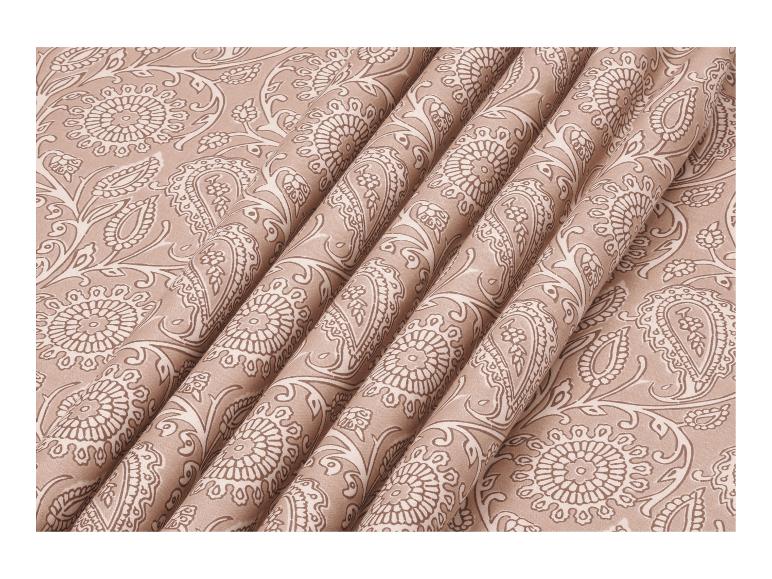 Stof met beige en bruin paisley patroon, met zachte plooien.