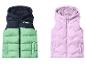 Kindergewatteerde bodywarmers met capuchon: één in marineblauw en mintgroen met een auto, de andere in lila.
