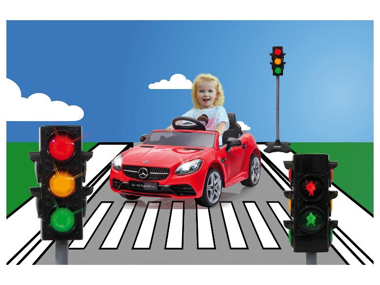 Kind rijdt in een rode Mercedes SLC 300 Final Edition over een zebrapad.