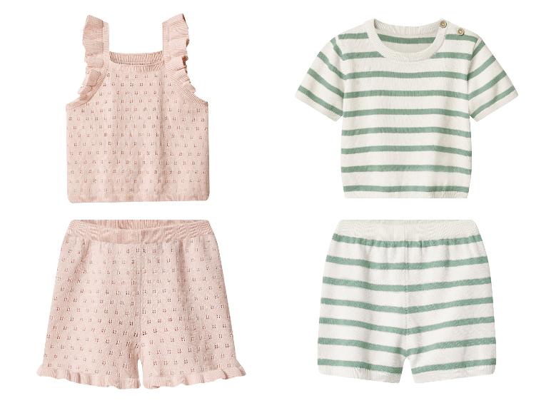 Baby zomerkleding sets: een roze top met ruches en korte broek, en een wit-groen gestreepte set.