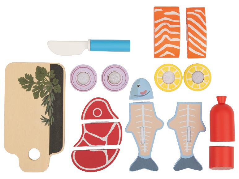 Houten speelgoedset met etenswaren, waaronder vlees, vis, groenten en keukengerei.