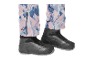 Roze en blauw bedrukte skibroek met zwarte skischoenen.