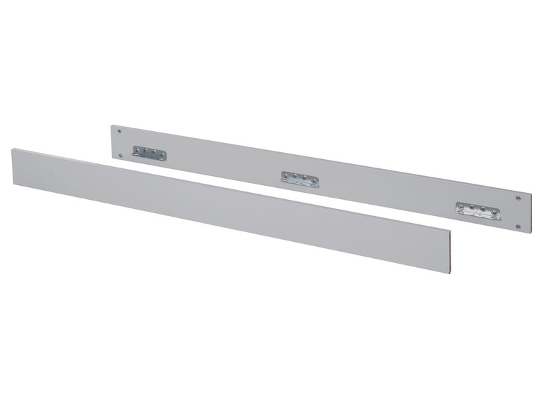 Twee witte bedhekken voor een kinderbed.