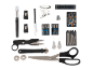Naaiset met schaar, naalden, draad, meetlint en andere accessoires.