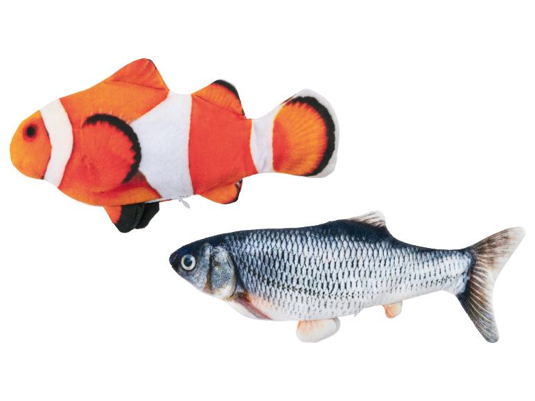 Twee pluche vissen, een clownvis en een zilverkarper.