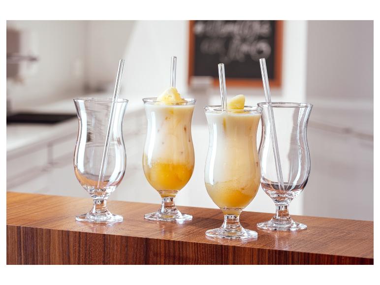 Ananascocktails in glazen met rietjes.